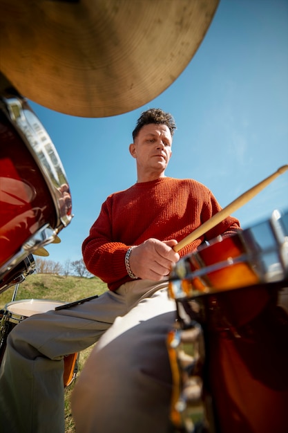Portrait d'un musicien jouant d'un instrument de percussion pour la journée mondiale de la musique