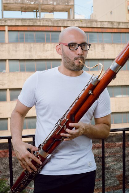 Portrait d'un musicien vénézuélien de l'Orchestre symphonique Simon Bolivar à homen