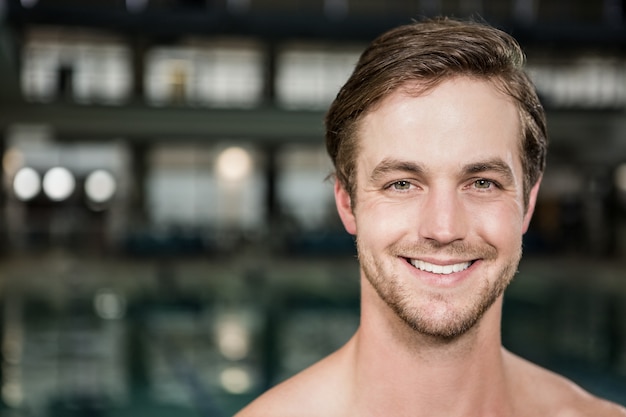 Portrait de nageur debout près de la piscine