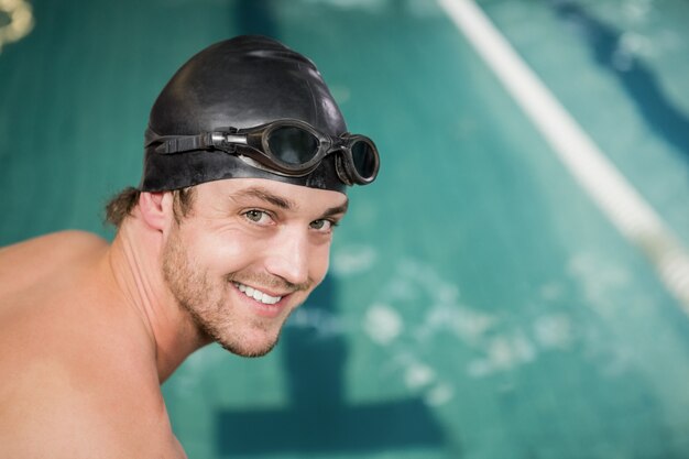 Portrait de nageur heureux sur le point de plonger dans la piscine