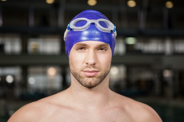 Portrait de nageur portant des lunettes de natation et un bonnet