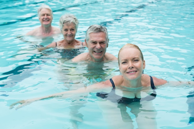 Portrait de nageurs nageant dans la piscine