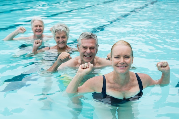 Portrait de nageurs profitant de la piscine