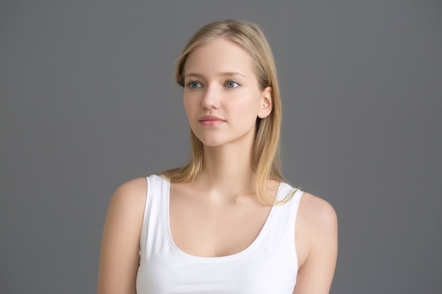 Portrait naturel de belle femme. Prise de vue en studio.