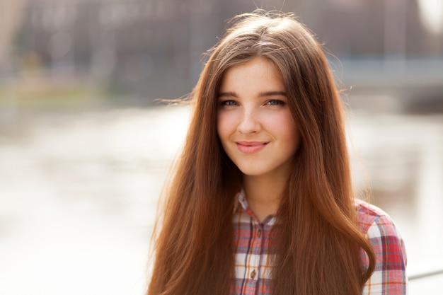 Portrait naturel d'une belle jeune femme