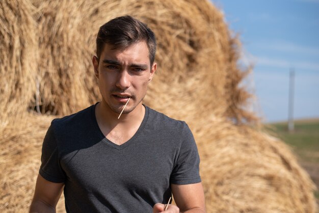 Portrait naturel d'un jeune agriculteur