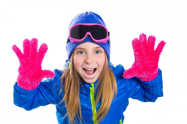 portrait de neige hiver enfant gir blond avec les mains ouvertes