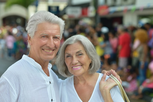 Portrait de Nice Couple d'âge mûr en ville