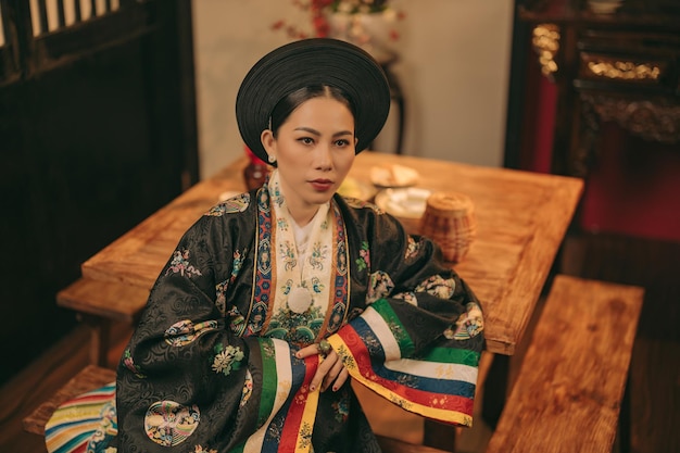 Portrait d'une noble fille vietnamienne en costumes anciens