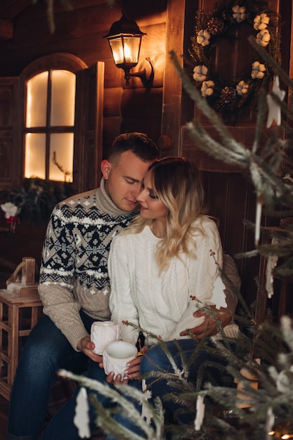 Portrait de Noël d'un couple romantique en bois