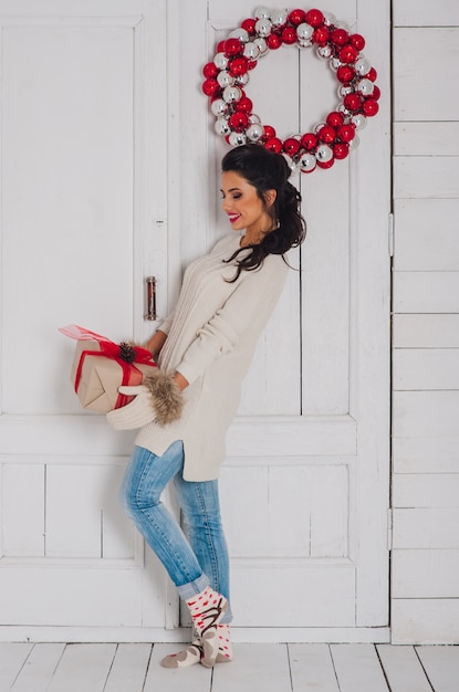 Portrait de Noël d&#39;une fille avec présent en vêtements d&#39;hiver.