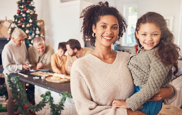 Portrait de Noël et mère avec une fille heureuse ensemble et se liant à la maison Sourire de Noël et visage d'enfant avec une mère africaine interracial et adoption lors d'une fête de famille et de vacances d'hiver