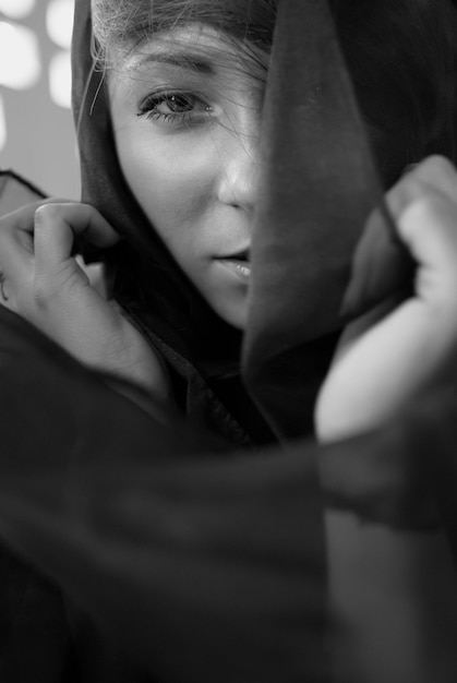 Portrait noir et blanc d'une belle fille en robes noires