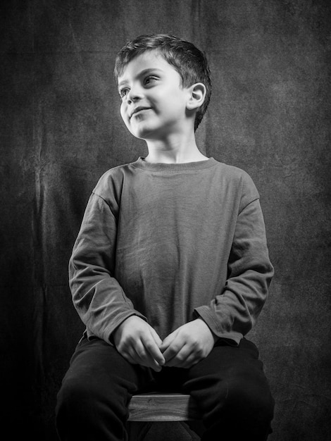 Portrait en noir et blanc d'un garçon heureux photo d'intérieur