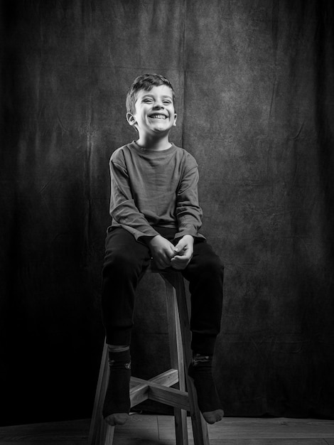 Portrait en noir et blanc d'un garçon heureux photo d'intérieur