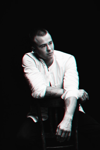 Portrait en noir et blanc d'un homme triste avec un effet de pépin de réalité virtuelle
