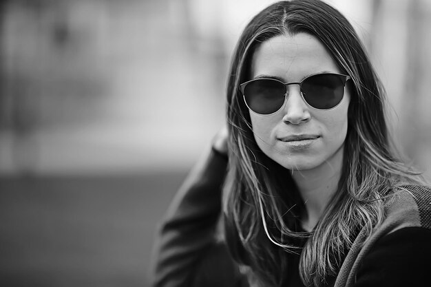 portrait noir et blanc d'une jeune fille en plein air