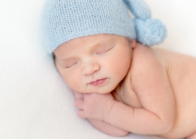 Portrait de nouveau-né petit bébé en bonnet bleu