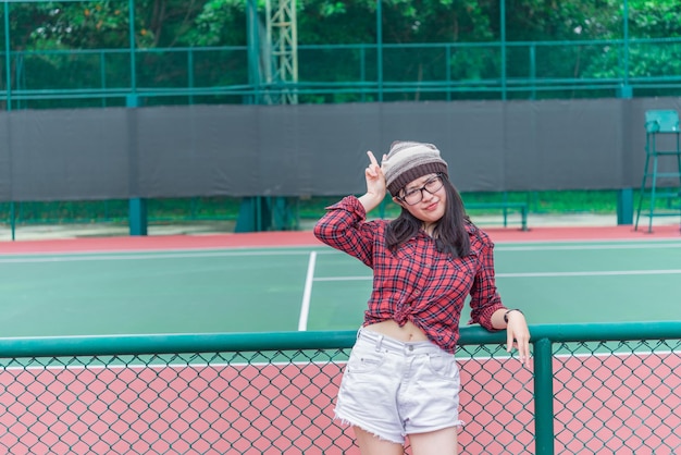 Portrait of asian hipster girl at Tennis CourtThailand les gens portent des lunettes