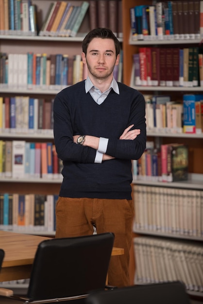 Portrait Of Clever Student In College Library faible profondeur de champ