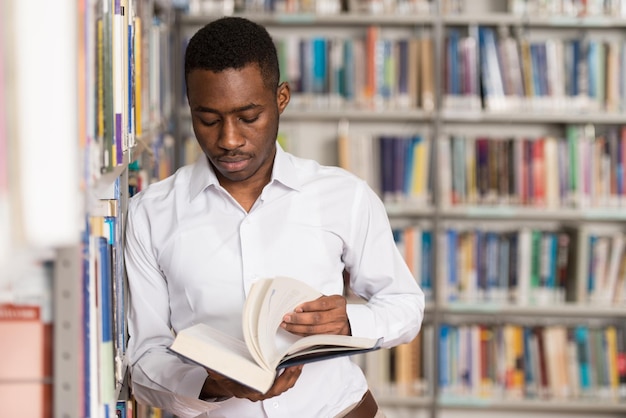 Portrait Of A College Student Man In Library faible profondeur de champ