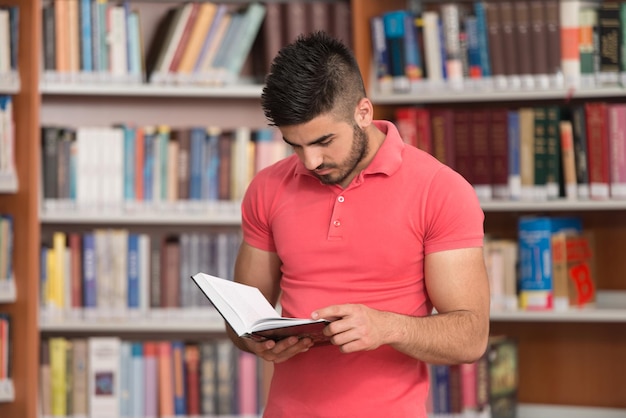 Portrait Of A College Student Man In Library faible profondeur de champ