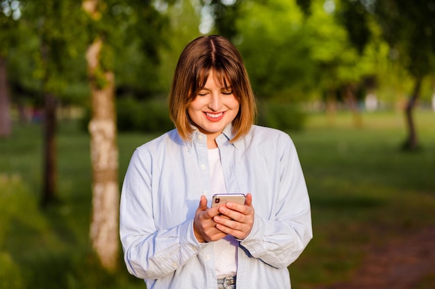 Portrait of cute adorable charmante femme concentrée surfant en ligne recevoir des notifications aller marcher