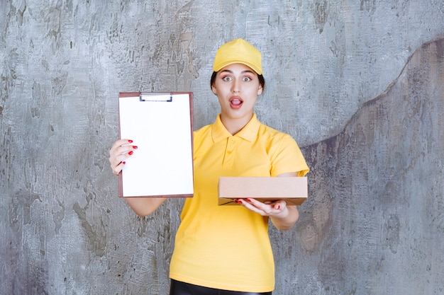 Portrait Of Female Courier Holding Presse-papiers Avec Boîte En Carton