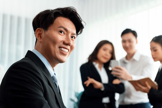 Portrait of focus manager masculin confiant et réussi dans le bureau de l'harmonie