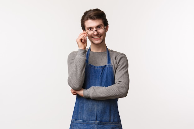 Portrait of friendly smiling guy working in coffee shop, fixant des lunettes sur les yeux et regardant la caméra avec une expression positive enthousiaste, inviter les clients à essayer son chemex, meilleur cappuccino de la ville