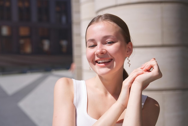 Portrait of happy beautiful girl young smiling smiling woman looking at camera Adolescent positif