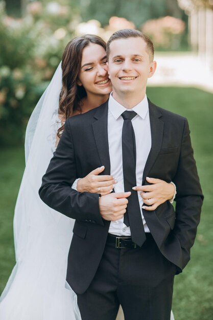 Portrait of happy bride and groom avec tête à tête dans le jardin