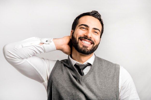 Portrait of happy businessman smiling oriental barbu sur fond blanc isolé