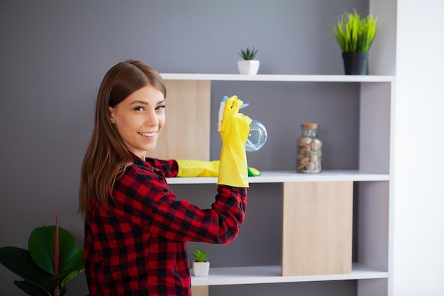 Portrait of happy female cleaner avec équipement de nettoyage au bureau