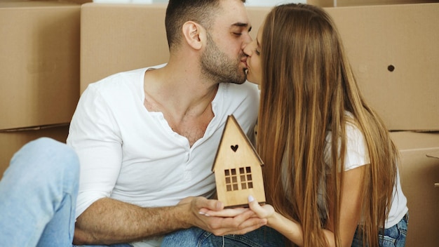 Photo portrait of happy kissing couple in new home