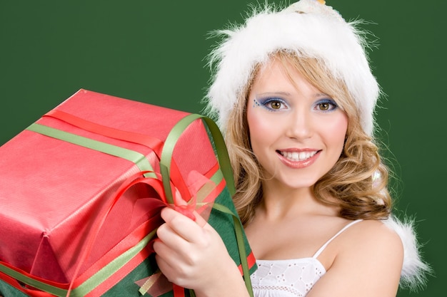 Portrait of happy santa helper avec boîte-cadeau