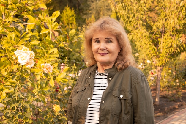 Portrait of happy senior belle femme au printemps ou en été park