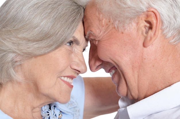 Portrait of happy senior couple isolé sur fond blanc