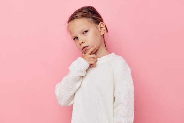 Portrait of happy smiling enfant fille geste mains émotions grimace fond isolé