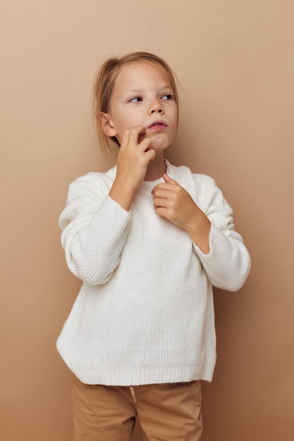 Portrait of happy smiling enfant fille joie posant émotions mode fond beige