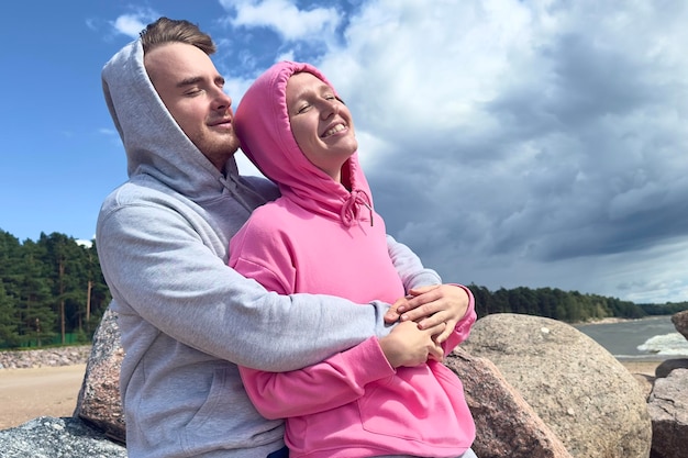 Portrait of happy young couple walk on the beach love s'embrassent et se détendent