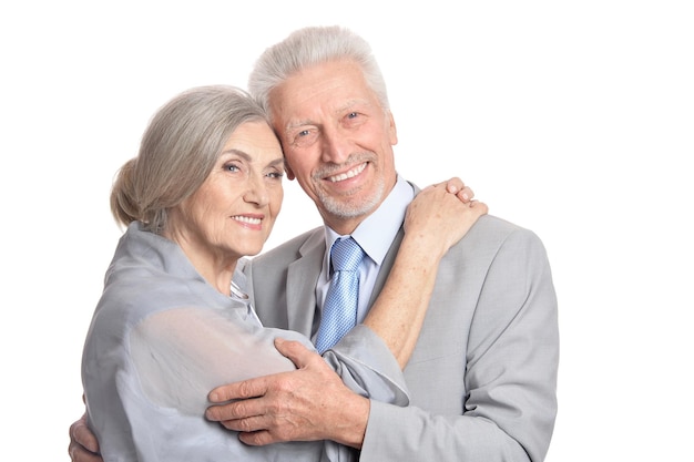 Portrait of hugging senior couple isolé sur fond blanc