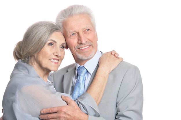 Portrait of hugging senior couple isolé sur fond blanc