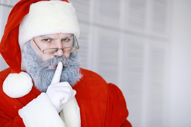 Portrait of real happy Santa ClausFunny Santa Theme Les vacances de Noël et le nouvel an d'hiver Noël arrivent