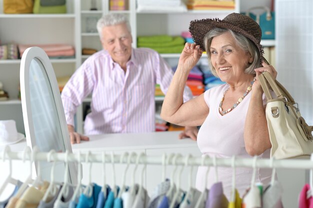 Portrait of senior couple choisissant hat in shop