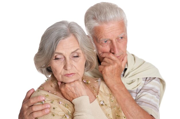 Portrait of senior couple triste isolé sur fond blanc