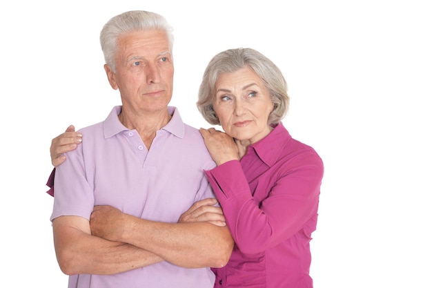 Portrait of senior couple triste isolé sur fond blanc