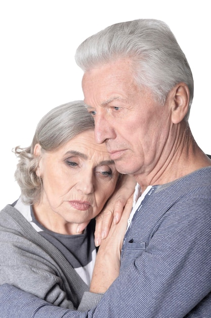 Portrait of senior couple triste isolé sur fond blanc