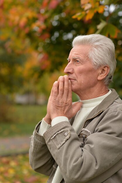 Photo portrait of senior man in park