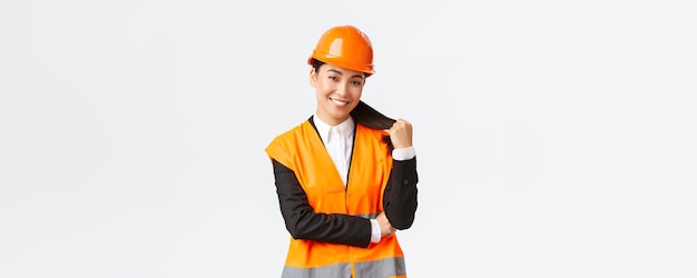 Portrait of smiling asian woman construction manager ingénieur à zone de construction portant sa
